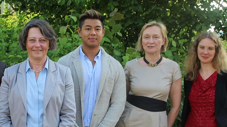 Die Leiterin der Bad Kissinger Berufsschule, Karin Maywald (links), ihre Stellvertreterin Christine Götz (rechts) und Lehrerin Dorothea Heuer-Kretschmer gratulieren Anh-Tu Lam (2.v.l.) zum Fachabitur mit 1,0.  Foto: Werner Vogel
