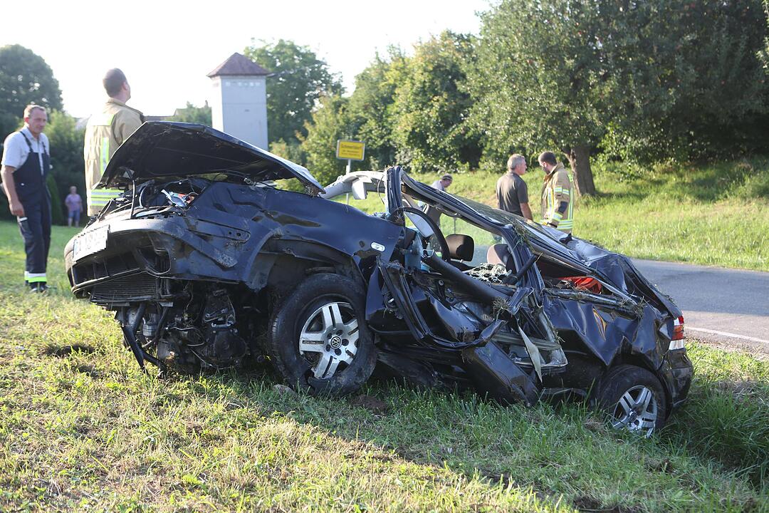 Schmerldorf: 20-Jähriger bei Unfall aus Auto geschleudert und schwerst verletzt