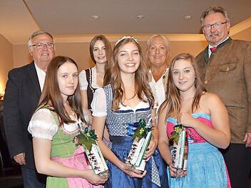 Pressig hat eine neue Weinkönigin und zwei Prinzessinnen. Vorne von links Selina Grebner, Weinkönigin Julia Geiger und Ann-Kathrin Daum, hinten von links Hans Michel, Theresa Tumbach, Anita Swiduruk und Bürgermeister Hans Pietz. Foto: Karl-Heinz Hofmann