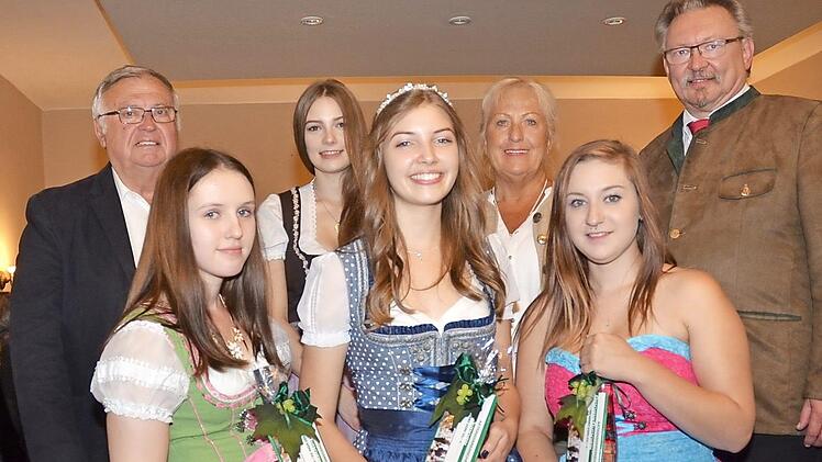 Pressig hat eine neue Weinkönigin und zwei Prinzessinnen. Vorne von links Selina Grebner, Weinkönigin Julia Geiger und Ann-Kathrin Daum, hinten von links Hans Michel, Theresa Tumbach, Anita Swiduruk und Bürgermeister Hans Pietz. Foto: Karl-Heinz Hofmann