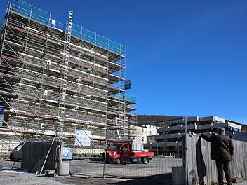 Die Baustelle des Kurhausbades zieht regelmäßig Zaungäste an, im Vordergrund ist das Areal des früheren Kurhaushotels, das aktuell als Baufeld genutzt wird, aber möglichst bald neu gestaltet werden soll. Foto: Ralf Ruppert