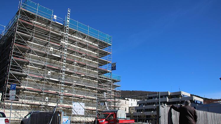 Die Baustelle des Kurhausbades zieht regelmäßig Zaungäste an, im Vordergrund ist das Areal des früheren Kurhaushotels, das aktuell als Baufeld genutzt wird, aber möglichst bald neu gestaltet werden soll. Foto: Ralf Ruppert