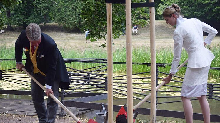 Stephanie Prinzessin von Sachsen-Coburg und Gotha hat in Gotha ihren Partner Jan Stahl geheiratet. Gemeinsam pflanzten sie im Schlosspark einen Baum.Daniela Pondelicek