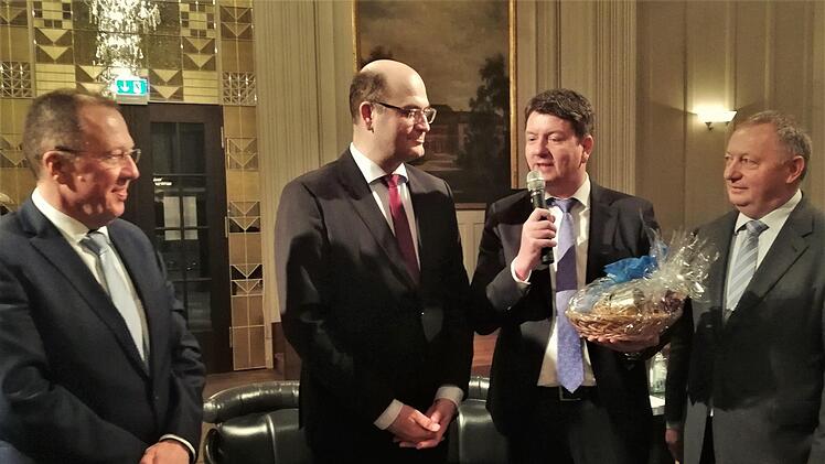 Moderator Sandro Kirchner (MdL, Zweiter von rechts) bedankt sich bei Staatsminister Albert Füracker im Beisein von OB-Kandidat Gerhard Schneider (links) und Landrat Thomas Bold (rechts). Foto: Sigismund von Dobschütz