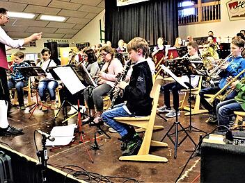 Die Orchesterschule Pressig-Stockheim ist zu einer Talentschmiede für Kinder und Jugendliche geworden. Mit im Bild Dirigent Roman Steiger, Neukenroth. Die Aufnahme entstand zum 20-jährigen Bestehen in der Neukenrother Zecherhalle 2019. Foto: Gerd Fleischmann