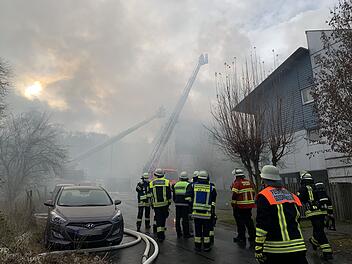 Das Gebäude wurde inzwischen vollständig evakuiert.