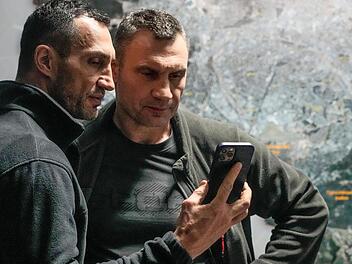 Die Brüder Vitali (rechts) und Wladimir Klitschko kämpfen im Krieg für ihr Heimatland, die Ukraine. Foto: Efrem Lukatsky/AP/dpa