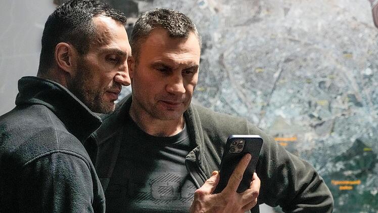 Die Brüder Vitali (rechts) und Wladimir Klitschko kämpfen im Krieg für ihr Heimatland, die Ukraine. Foto: Efrem Lukatsky/AP/dpa