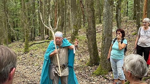 Rudolf Distler wusste viel aus der Zeit der Kelten und der fränkischen Siedler am Schießberg zu erzählen.