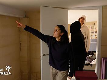 Schock für Jada Karabas! In ihrem Zimmer im neuen Haus regnet es rein. Doch Mama Danni Büchner hat für die Panik ihrer Tochter keine Energie.