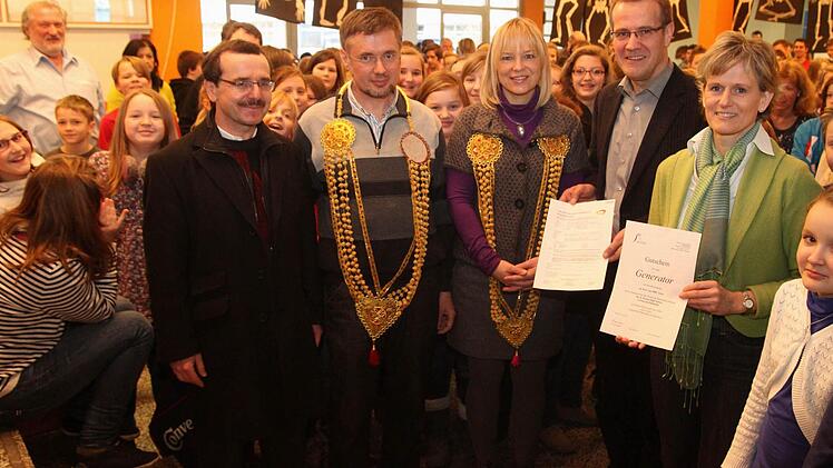 Eine Schulpartnerschaft begründete die Wallburg-Realschule Eltmann mit der St. Helena High School in Enayam in Südindien. Von links: Pfarrer Walter Ries, Werner Steger und Petra Wieland mit ihren Begrüßungsketten aus Sandelholz sowie Gerhard und Ulrike Albert.