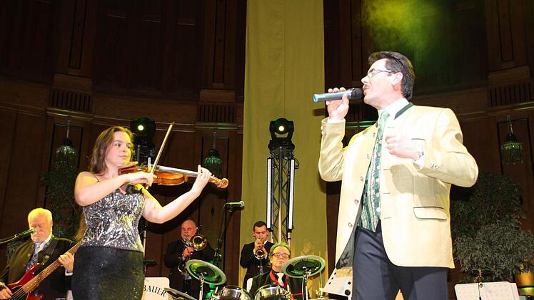 Das Orchester Otti Bauer begleitete Casting-Gewinner Gerhard Runge aus Dürrfeld.