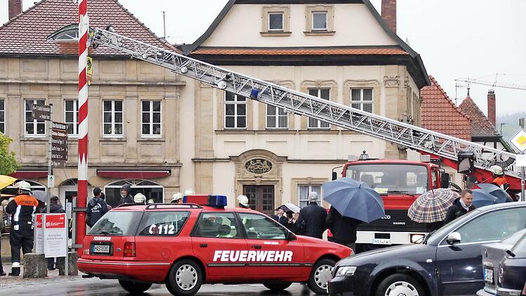 Die Drehleiter musste her, um das Kfz-Kennzeichen am bereits stehenden Maibaum zu montieren. Foto: Kiesewetter