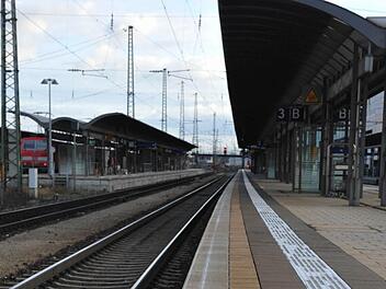 Ab Freitag ist die Bahnstrecke zwischen Lichtenfels und Bamberg bis Montagfrüh voll gesperrt. Foto: Ronald Rinklef