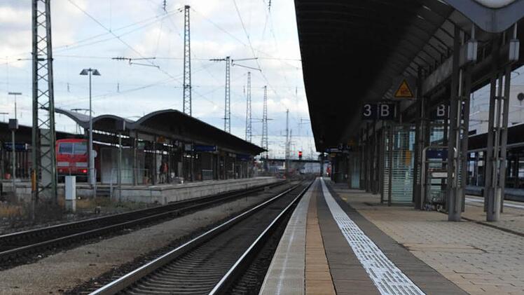 Ab Freitag ist die Bahnstrecke zwischen Lichtenfels und Bamberg bis Montagfrüh voll gesperrt. Foto: Ronald Rinklef