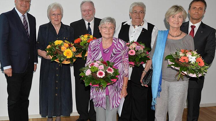 Vier Frauen und ein Mann erhielten am Donnerstagabend die Bamberger Bürgernadel. Ausgezeichnet wurden sie von Oberbürgermeister Andreas Starke (links) und MGO-Chefredakteur Frank Förtsch (rechts). Foto: Ronald Rinklef