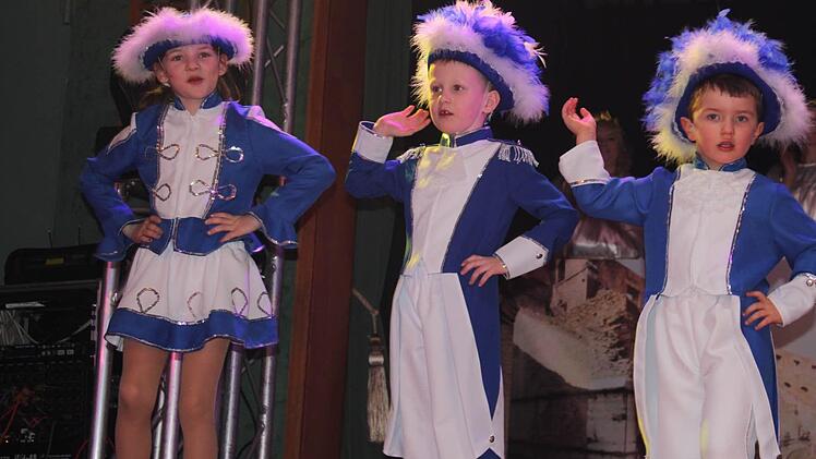 Die Mini-Funkengarde sorgte beim Büttenabend für Stimmung in der Kehlbacher Festhalle. Foto: Veronika Schadeck