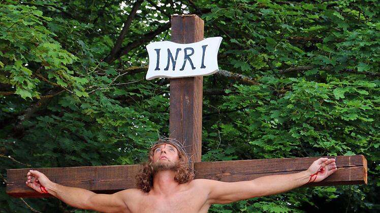 Herbert Zapf als Jesus am Kreuz.  Fotos: Bettina Knauth