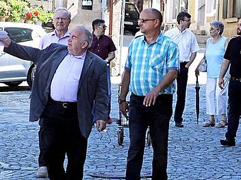Unter der Führung des VdK-Kreisvorsitzenden Heinz Hausmann (vorne links) machte man sich auf den Weg durch Kronach, um gezielt nach Barrierefreiheit Ausschau zu halten.  Foto: M. Wunder