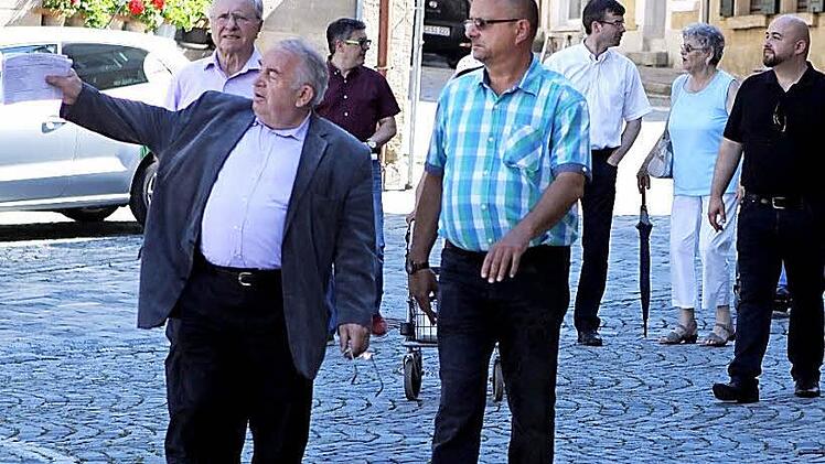 Unter der Führung des VdK-Kreisvorsitzenden Heinz Hausmann (vorne links) machte man sich auf den Weg durch Kronach, um gezielt nach Barrierefreiheit Ausschau zu halten.  Foto: M. Wunder