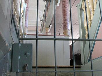 Die Aufgänge zu den Emporen in der Heilig-Kreuz-Kirche sind vergittert und bleiben das vorerst auch, wodurch der Kirche ein großer Teil der rund 800 Plätze verloren geht. Fotos: Ulrike Nauer