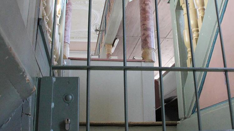 Die Aufgänge zu den Emporen in der Heilig-Kreuz-Kirche sind vergittert und bleiben das vorerst auch, wodurch der Kirche ein großer Teil der rund 800 Plätze verloren geht. Fotos: Ulrike Nauer