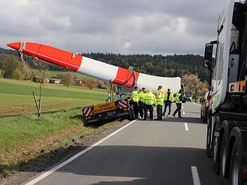 Im Graben gelandet ist ein Schwertransporter mit einem Windradflügel.  Foto: Katharina Müller-Sanke