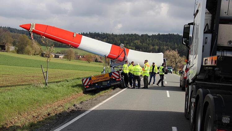 Im Graben gelandet ist ein Schwertransporter mit einem Windradflügel.  Foto: Katharina Müller-Sanke