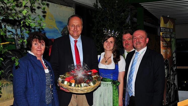 Präsentkörbe mit Spezialitäten aus der Genussregion Oberfranken überreichten: Kreisobmann Wilfried Löwinger (rechts), Kreisbäuerin Beate Opel (links) und Landrat Klaus Peter Söllner (2. Von rechts) an die neue bayerische Milchkönigin Sonja Wagner (Mitte) und an den DBV-Präsidenten Joachim Rukwied. Foto: Stephan Herbert Fuchs