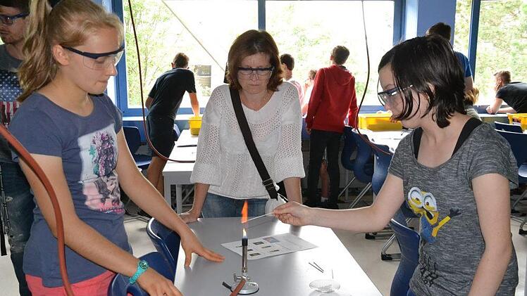Im Bereich Physik/Chemie konnte man allerlei Experimente durchführen. Foto: Uschi Prawitz
