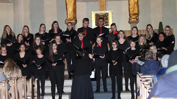 Der Jugendchor "Cantarella" seiner Leiterin Sonja WissmüllerGünther Geiling