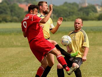 Packender Fight um den Ball zwischen Osman Tunc (links) und seinem Ziegelangerer Kontrahenten und FC-Spielertrainer Oliver Glos.  Fotos: Günther Geiling
