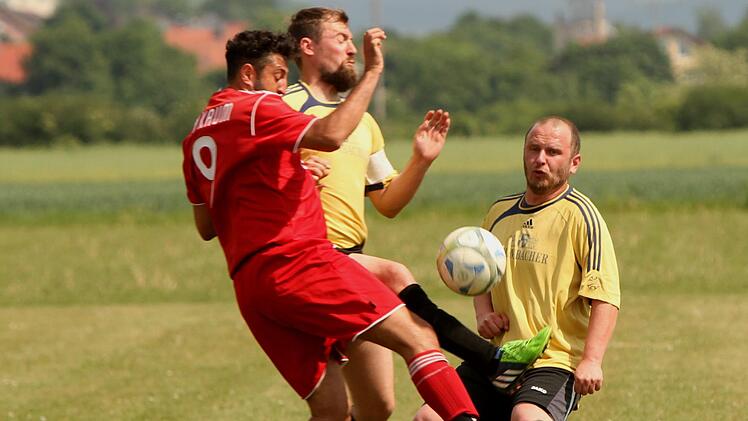 Packender Fight um den Ball zwischen Osman Tunc (links) und seinem Ziegelangerer Kontrahenten und FC-Spielertrainer Oliver Glos.  Fotos: Günther Geiling