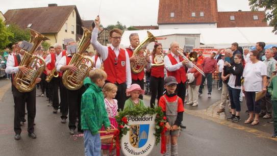 Das Pödeldorfer Jugendblasorchester sorgte für Stimmung auch auf den Straßen. Alle Fotos: Joseph Beck