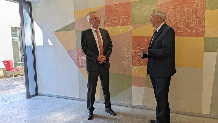 Der neue Direktor des Amtsgerichts in Bad Kissingen, Joachim Meßler (links), unterhält sich bei seiner Einführungsfeier mit dem Präsidenten des Oberlandesgerichtes Bamberg, Lothar Schmitt (rechts).