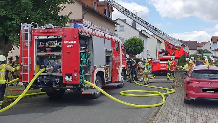 Kreis Lichtenfels: Dachgeschoss-Brand in Wohnhaus - Kriminalpolizei äußert Vermutung