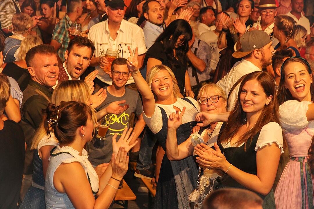 Die Stadlbesucher feierten mit den Stoapf&auml;lzer Spitzbuam.
