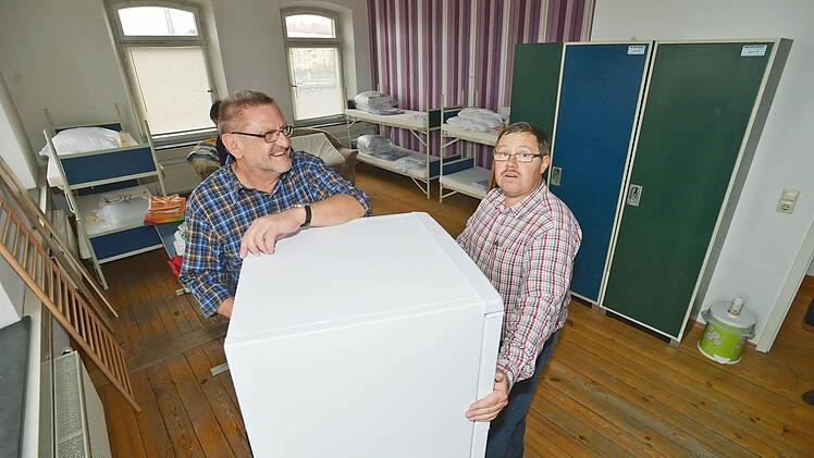 Ernst Mayer (l.) und  Richard Reiser  statten  jedes der Familienzimmer mit einer Gefrier- und  Kühlkombination aus.