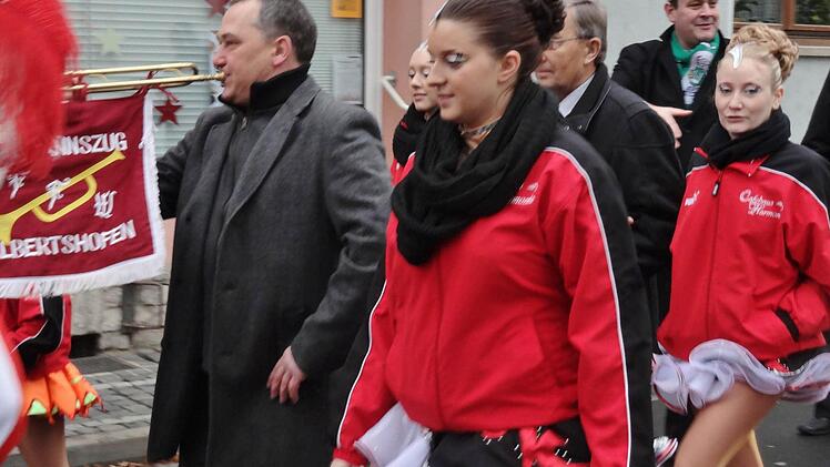 Nicht mit dem letzten Kameraden oder dem Lied vom Tod - sondern mit einer flotten Marschmusik auf seiner Trompete unterstützt der gefangene Bürgermeister Horst Reuther seinen Spielmannszug.