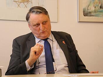 Landrat Eberhard Irlinger (SPD) forderte bei einem Pressegespräch im Landratsamt Erlangen von Joachim Herrmann vertragliche Zusagen zu einer höheren Bezuschussung der Stadt-Umland-Bahn.  Foto: Christian Bauriedel