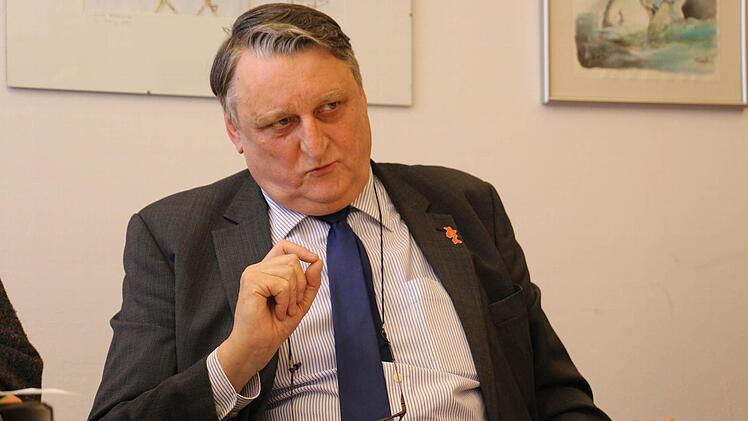Landrat Eberhard Irlinger (SPD) forderte bei einem Pressegespräch im Landratsamt Erlangen von Joachim Herrmann vertragliche Zusagen zu einer höheren Bezuschussung der Stadt-Umland-Bahn.  Foto: Christian Bauriedel