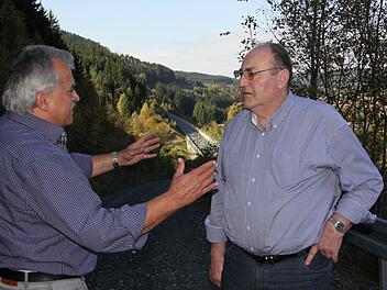Peter Hänel (links) und Kurt Pröstler (rechts) erinnern sich an den Bau der Ortsumgehung Wallenfels (im Hintergrund). Foto: Corinna Igler