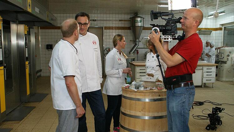 Die Backstube der Naturbäckerei Oppel wurde gestern zum Fernseh-Drehort. Foto: Sabine Weinbeer