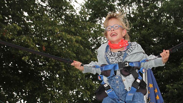 Am Bungee Trampolin geht es hoch in die Luft.