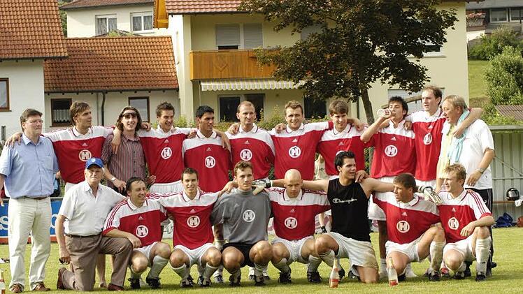 Teamfoto FC 06 Bad Kissingen: Martin Halbig: Das ist das Mannschaftsbild nach dem Aufstieg mit dem FC 06 Bad Kissingen in die Bezirksoberliga, auch wenn es nicht gerade euphorisch aussieht (lacht). Wir hatten zwei Mal 120 Minuten in der Relegation mitgespielt und hier gerade das Elfmeterschießen gegen Aschaffenburg-Leider gewonnen.