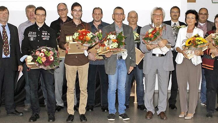 Diese Frauen und Männer sind vor 50, 40 oder 25 Jahren in den Dienst der Firma Rauschert eingetreten und wurden durch Geschäftsführer Roland Metzler (hinten rechts) ausgezeichnet. Mit im Bild Betriebsleiter Roland Neubauer (links) und Betriebsratsvorsitzender Thomas Daum (hinten, Zweiter von rechts). Foto: Michael Wunder