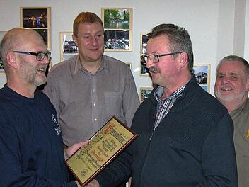 Vorsitzender Dieter Höhn (l.) ernennt Gunter Eckardt zum jüngsten Ehrenmitglied im Feuerwehrverein Sonnefeld. Die Bürgermeister Michael Keilich (dazwischen) und Friedrich Übelhack (r.) gratulierten.  Foto: oe