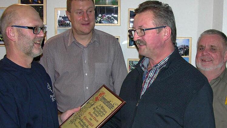 Vorsitzender Dieter Höhn (l.) ernennt Gunter Eckardt zum jüngsten Ehrenmitglied im Feuerwehrverein Sonnefeld. Die Bürgermeister Michael Keilich (dazwischen) und Friedrich Übelhack (r.) gratulierten.  Foto: oe