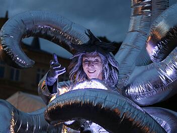 Oliver Kessler kann nicht nur den "Robot-Man" geben. Der bekannte Walk-Act-Künstler überrascht bei seinen Spaziergängen übers Schlossplatzfest mit vielen futuristischen Verkleidungen. Fotos: Jochen Berger