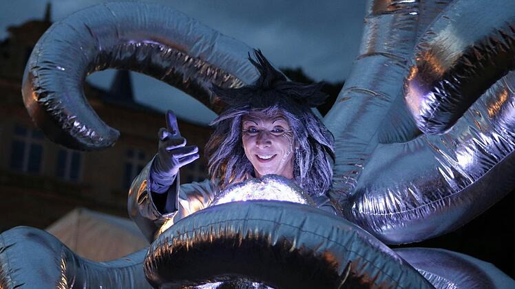 Oliver Kessler kann nicht nur den "Robot-Man" geben. Der bekannte Walk-Act-Künstler überrascht bei seinen Spaziergängen übers Schlossplatzfest mit vielen futuristischen Verkleidungen. Fotos: Jochen Berger